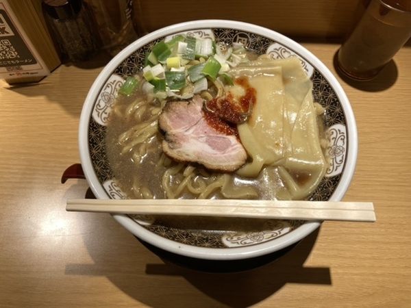 「煮干しラーメン ￥870」@すごい煮干ラーメン凪 西新宿7丁目店の写真