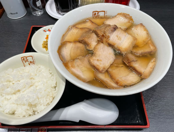 「焼豚ラーメン+平日サービスライス」@喜多方ラーメン 坂内 調布店の写真