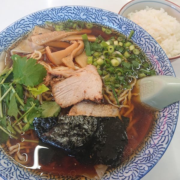 「ワンタン麺1180円、小ライス100円」@味の大西 真鶴店の写真