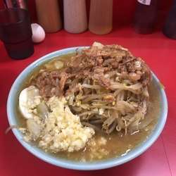 富士丸ラーメン　麺半分生卵ちょいヤサイちょいアブラニンニク