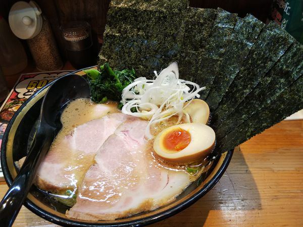 「ラーメン　※クーポンで５００円　＋吉祥寺盛り（全部乗せ）」@吉祥寺 武蔵家 松本店の写真
