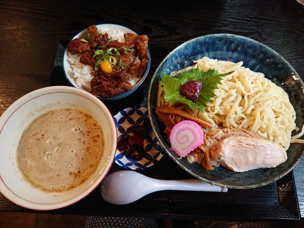 「白つけ麺（鶏豚白湯）９３０円＋大盛１００円＋牛すじご飯ランチセッ」@まるふじ食堂の写真