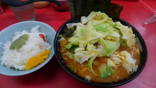 「チャーシュー麺、ライス、キャベツ」@ラーメン杉田家の写真