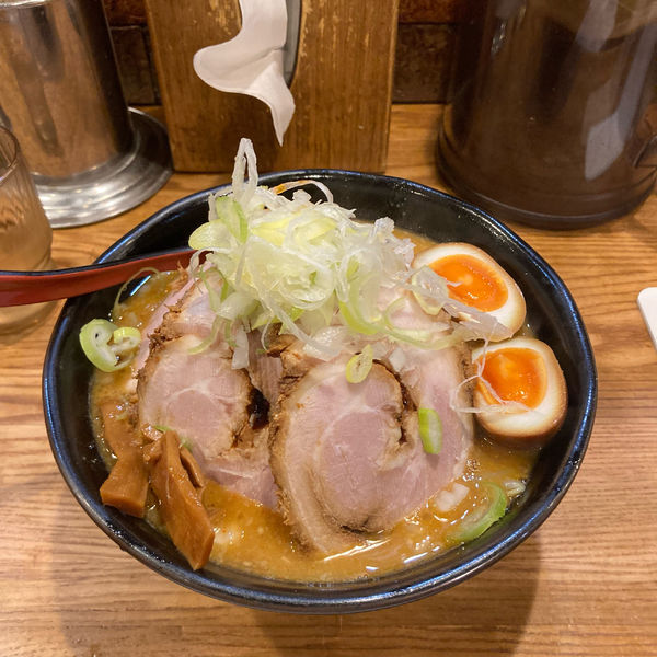 「辛味噌チャーシュー煮卵(野菜マシ)」@麺処 花田 上野店の写真