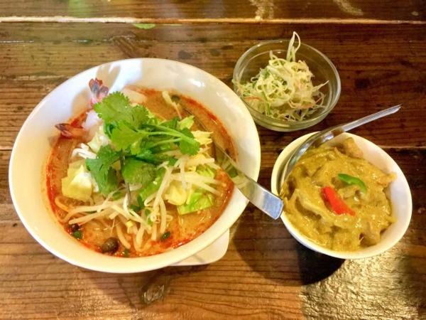 「トムヤムクンの米麺とグリーンカレー」@バンコック ポニー食堂の写真
