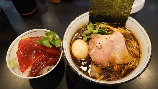 「【限定】四つ葉ブラック 880円 + まぐろ丼 450円」@中華そば 四つ葉の写真