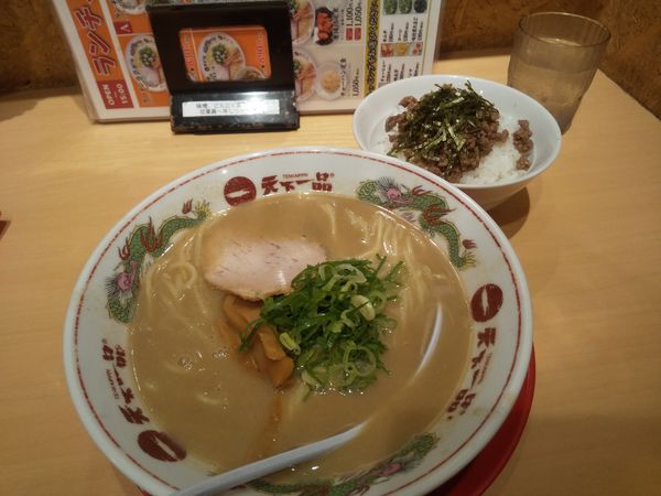 「Cランチ(ラーメンこってり・そぼろご飯)890円」@天下一品 恵比寿店の写真