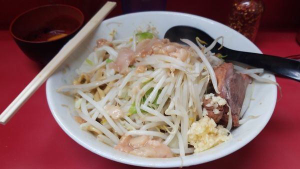 「汁無し小+豚増+生卵」@ラーメン二郎 環七一之江店の写真