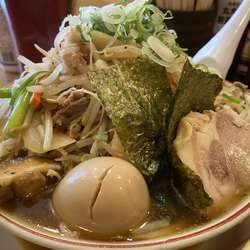 にんにくにくもやしラーメン（大盛り）＋チャーシュー玉子炒飯中