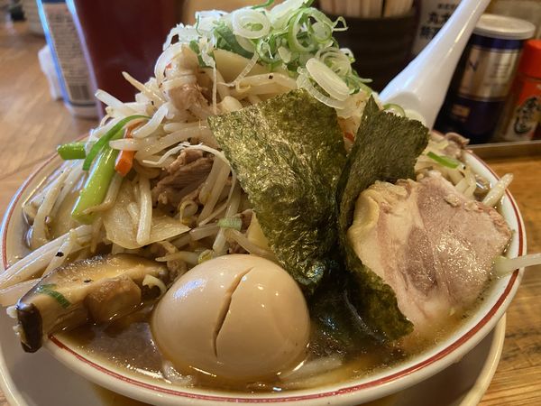 「にんにくにくもやしラーメン(大盛り)+チャーシュー玉子炒飯中」@ラーメン処 よなかそばの写真