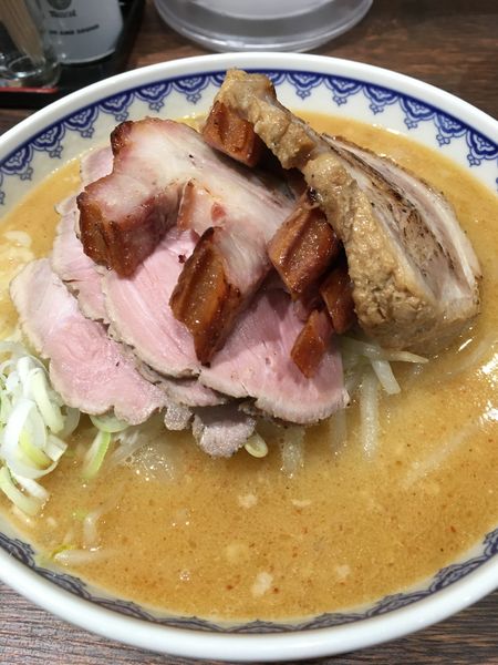 「味噌ラーメン　チャーシュー全部載せ」@味噌ラーメン 雪ぐにの写真