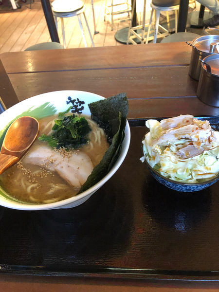 「笑の家ラーメン大盛880円硬め濃いめ、キャベチャ150円」@横浜家系らーめん 笑の家 鶴屋町店の写真
