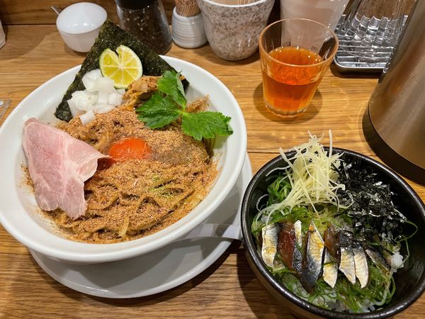 「汁なし中華そば(うるめ鰯漬けご飯セット)」@本町製麺所 中華そば工房の写真