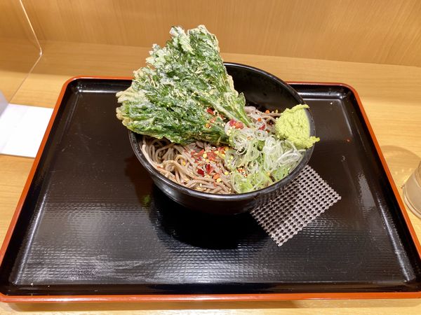 「冷やし春菊天そば390円」@よもだそば 新宿西口店の写真