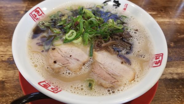 「本黒味　青ねぎトッピング」@信州麺屋 きまはち商店の写真