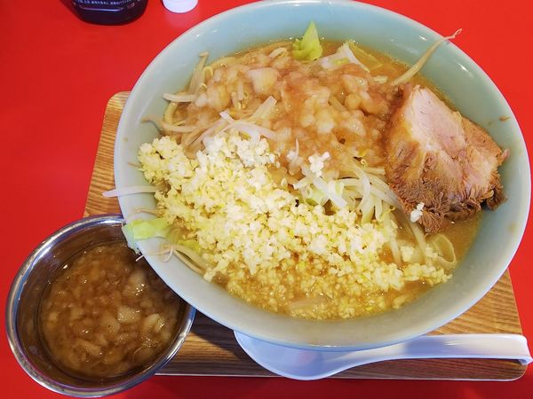 「ラーメン＋ニンニク増々＋アブラ増々　850＋100＋50円」@ラーメン豚まるの写真