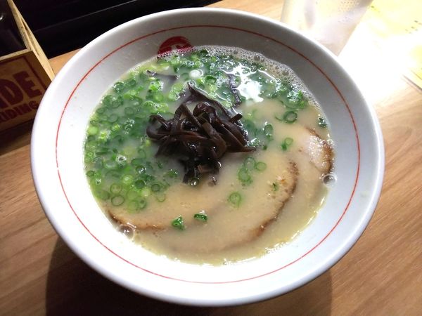 「らーめん細麺＋替え玉＋焼酎など　800＋100＋α円」@小松笑店の写真