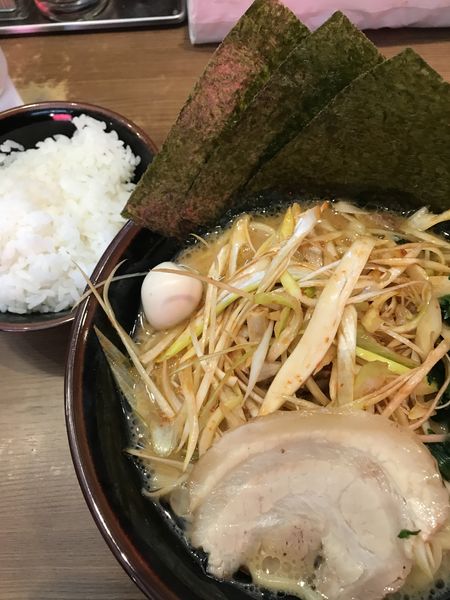「醤油豚骨ラーメン、ネギ、サービスライス」@横浜家系ラーメン 一刀家 茅場町店の写真