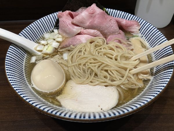 「特製白醤油煮干しラーメン　大盛り」@寿製麺 よしかわ 西台駅前店の写真