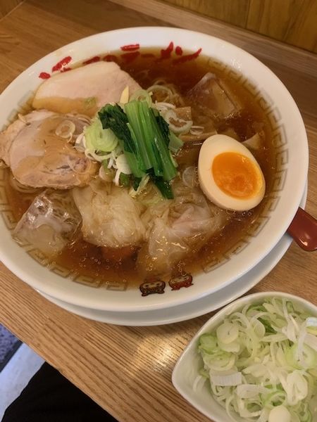 「冷しワンタンメン 950円　ネギ（クーポン利用）100円」@ワンタンメンの満月 三鷹店の写真