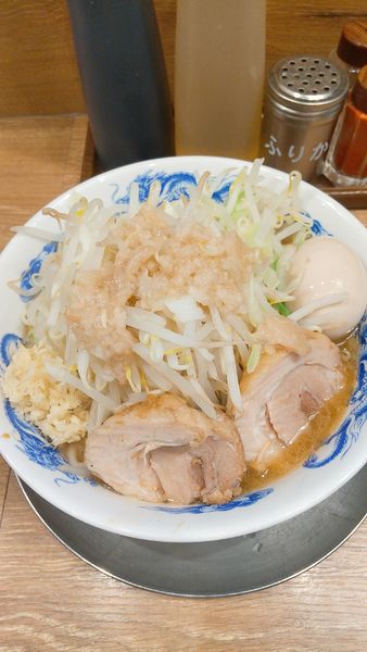「豚玉ラーメン(トッピング：アブラ、ショウガ)」@ジャンクガレッジ 大宮駅前店の写真