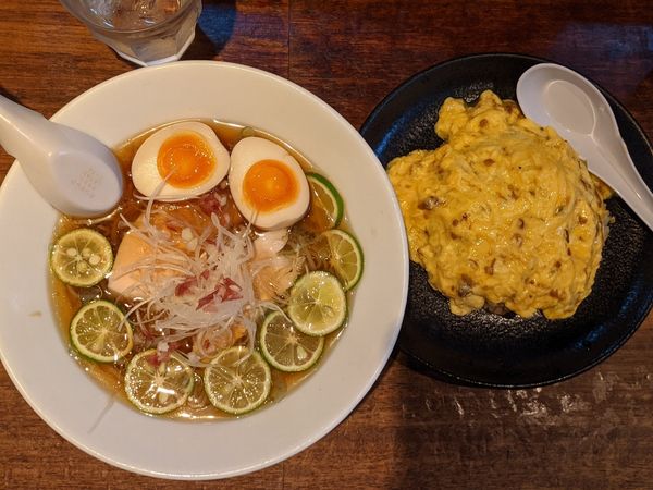 「柚子香る吟醸冷やし醤油ラーメン＋オムチャーハンセット」@らーめん餃子専門店 まんねん 心斎橋店の写真