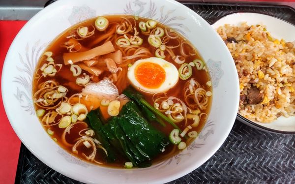 「ラーメン半チャーハン800円」@中華料理 喜楽の写真