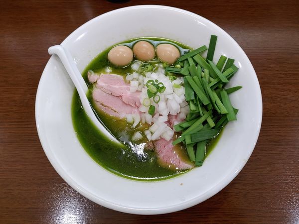 「【限定】ニラそば　うずら」@煮干し中華そば 魚魚の写真