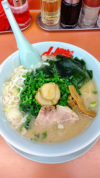 「ホタテ塩とんこつラーメン 890円」@ラーメン 山岡家 高崎中尾店の写真