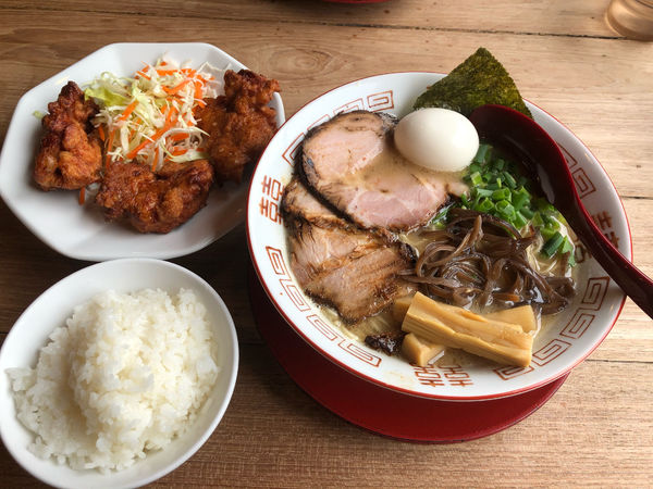 「特製博多 + 唐揚セット」@ラーメン サカモトの写真