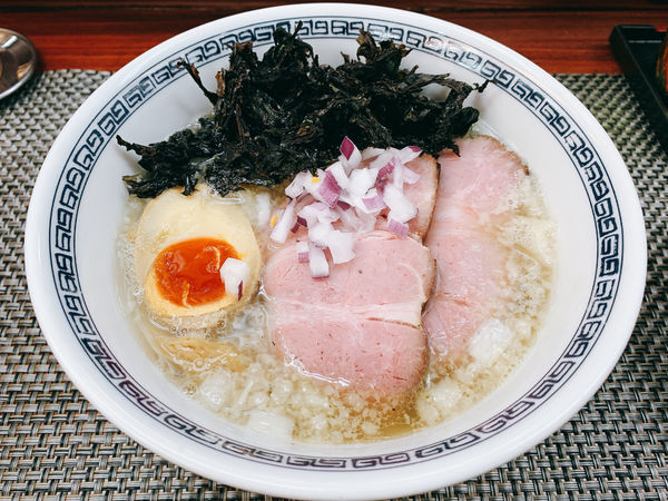 「自家製炭火焙煎煮干し魚介手もみ中華そば 塩」@麺や 睡蓮の写真