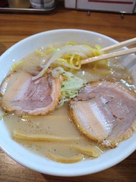 「塩らぁめん普通750」@旭川らぁめん としまるの写真