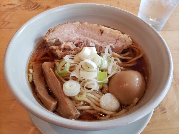 「原点　焼豚１枚のせ　玉子」@人類みな麺類 東京本店の写真