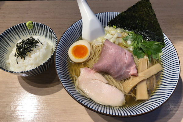 「煮干しそば 白醤油(大)850円+めし割り110円」@寿製麺よしかわ 坂戸店の写真