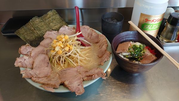 「ネギ塩チャーシュー麺、チャーシュー、温玉丼、ギョーザ。」@ラーメンショップ 椿 牛久店の写真