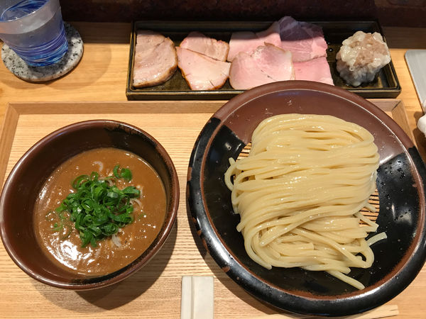 「つけ麺・並 1,300円、特選全部載せ 1,000円」@中華蕎麦 とみ田の写真