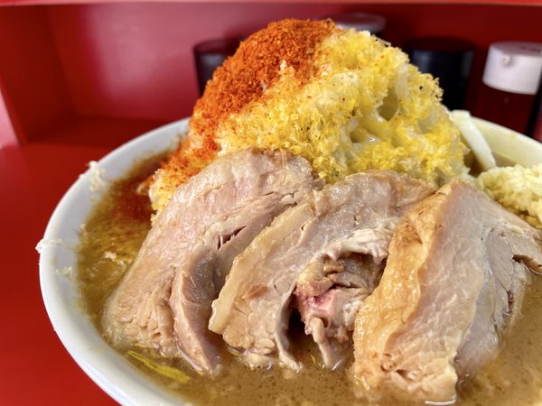 「ミニブタ ヤサイニンニクトウガラシ＋ダブルチーズ＋ゆでタマゴ」@ハナイロモ麺 吉祥寺本店の写真