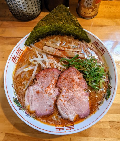 「辛いらぁめん　880円」@なるめんの写真