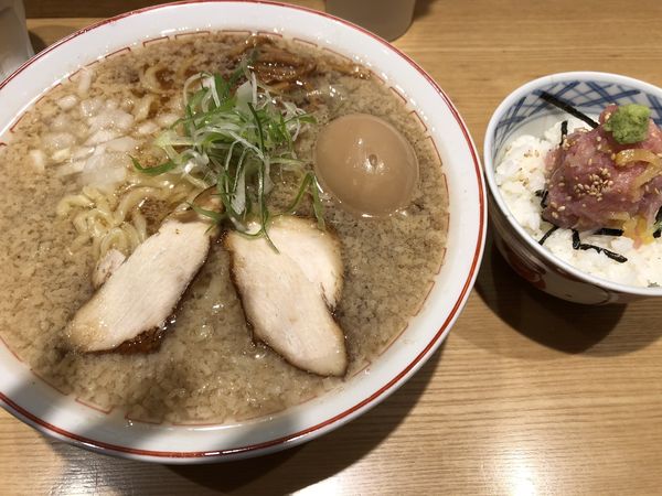 「煮卵醤油ラーメンまったり大盛トロたくちらし」@きたかた食堂の写真