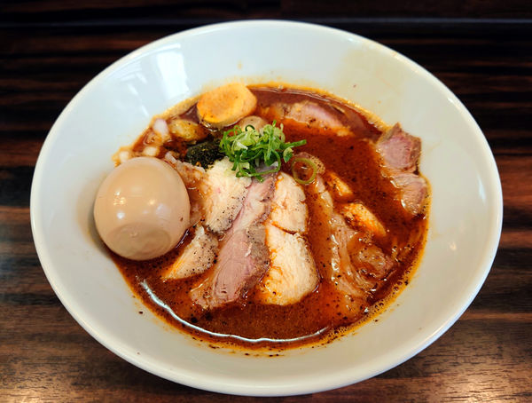 「辛いそば+肉増しx2」@中華そば 梟の写真