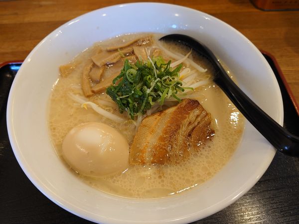 「白鷹味玉（塩とんこつ）810円」@大鷹ラーメンの写真
