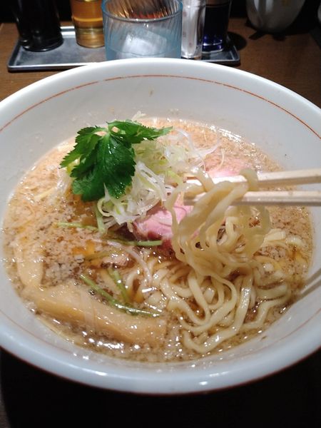 「背脂地鶏中華そば醤油(手もみ麺)830」@麺や 虎徹の写真