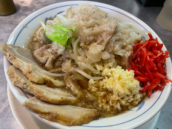 「煮干しラーメン（豚増し、野菜少なめニンニク生姜アブラ）」@らーめん大 練馬店の写真