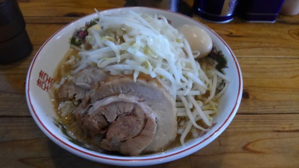 「麺少なめ小ラーメン」@ラーメン神豚 関東学院前店の写真