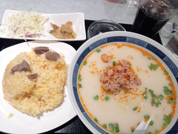 「ランチセット（台湾豚骨ラーメン＋牛スジチャーハン）６９８円」@台湾料理 雅致の写真