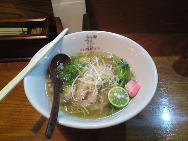 「塩ラーメン」@龍旗信 京都店の写真