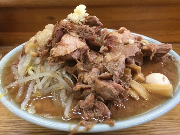 「ラーメン 麺少なめ（ﾒﾝﾏ ﾆﾝﾆｸｽｸﾅﾒ ｱﾌﾞﾗ）」@ラーメン そらの写真