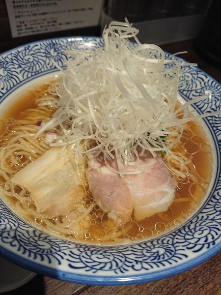 「貝出汁醤油そば 850円＋ 白ねぎ100円」@貝出汁中華そば 貝香屋の写真