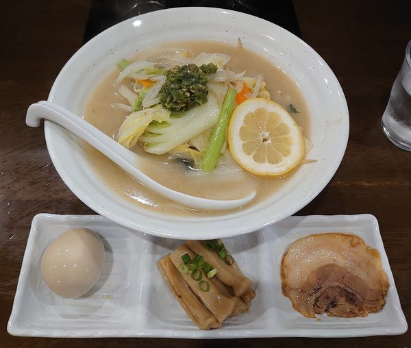 「辛口塩タンメン+特製３点(1100円)」@自家製多加水極太麺 ISAMIの写真