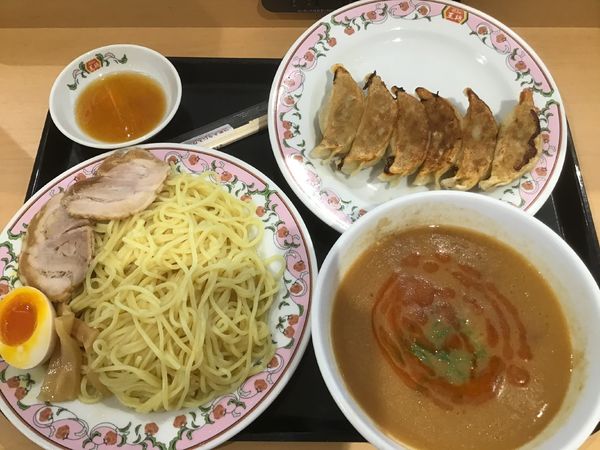 「亀有つけ麺748円(大盛無料)ニンニク激増餃子297円」@餃子の王将 アリオ亀有店の写真